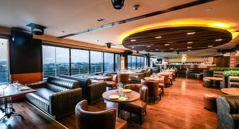 Hi Five Restaurant & Lounge - Holiday Inn Express venue image